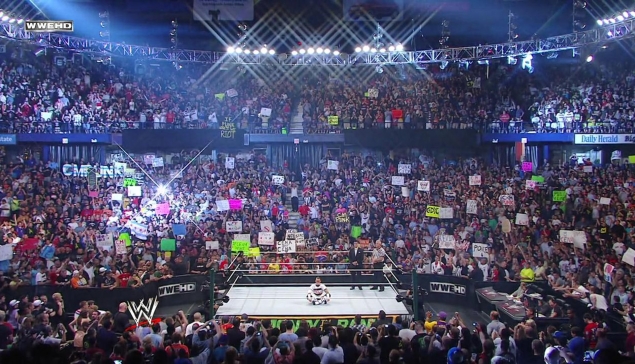 Quand la WWE utilise de vieilles images de foule en 2022
