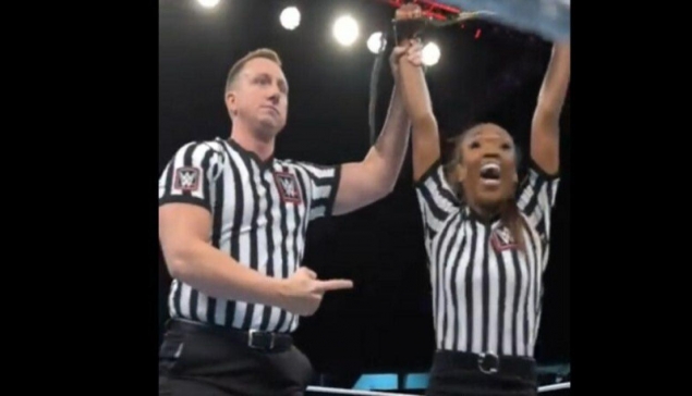 L'arbitre Daphanie LaShaunn remporte le titre WWE 24/7 lors d'un live event 
