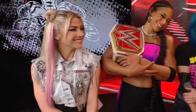 Le logo de Bray Wyatt derrière Alexa Bliss est de retour à WWE RAW