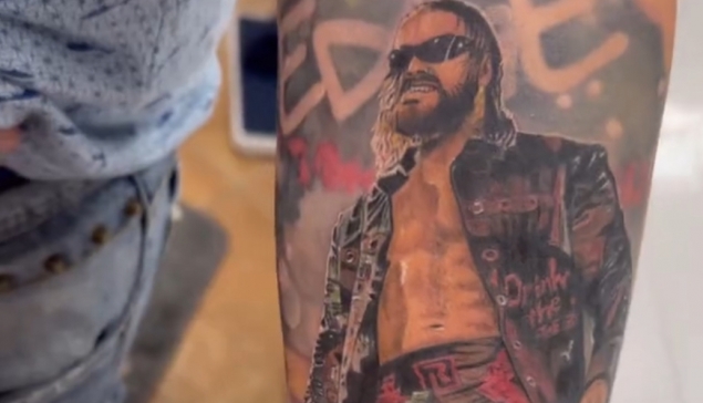 Edge réagit au tatouage de l'un de ses fans
