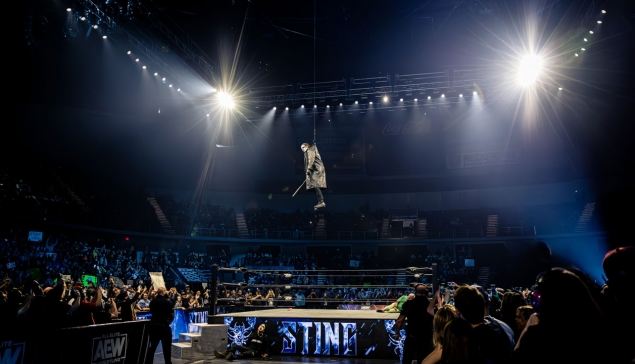 Sting a eu peur quelques secondes avant de se lancer du plafond à AEW Dynamite